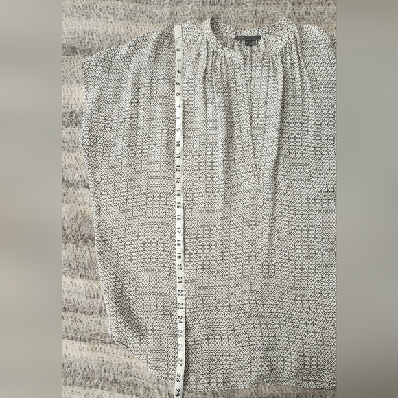 VINCE Black & White Print ‘Popover’ Silk Blouse, Sz L, Retail $325 - Picture 7 of 9